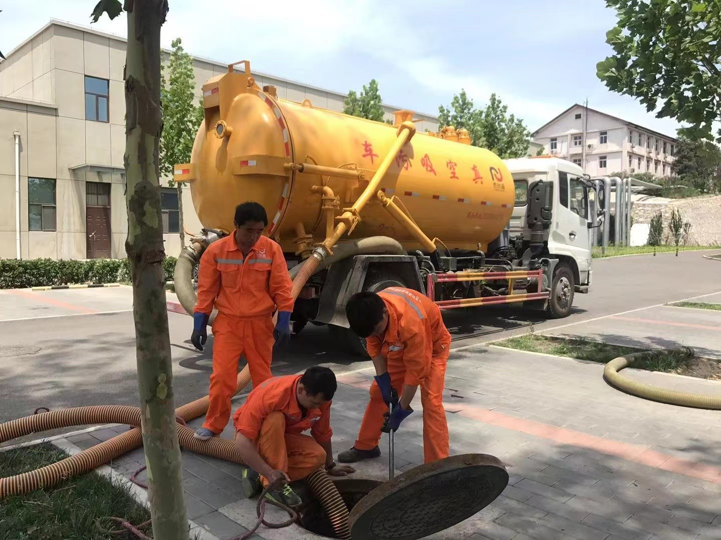 闻喜管道疏通车停在窨井附近