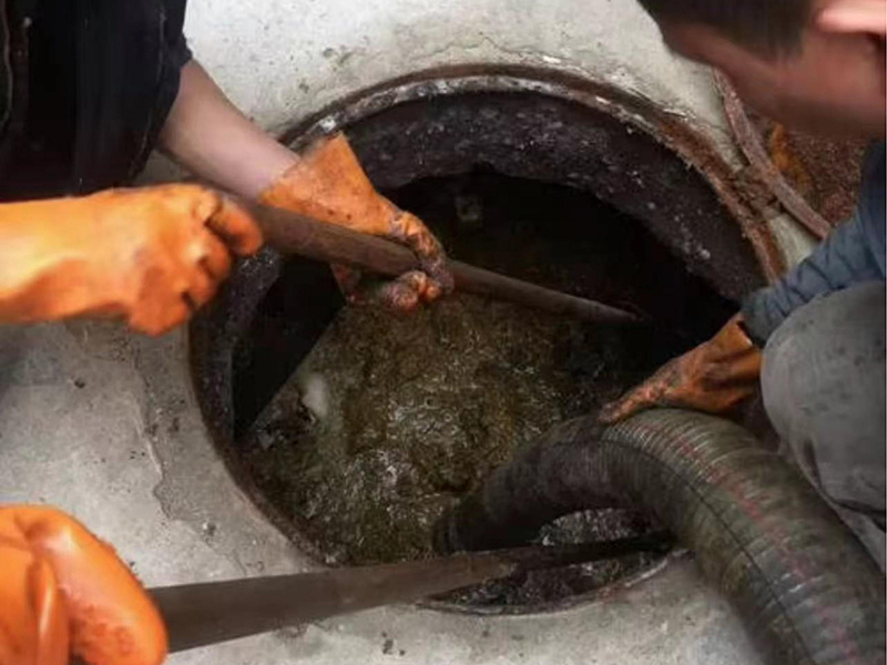 闻喜清理化粪池时如何避免沼气的危害？